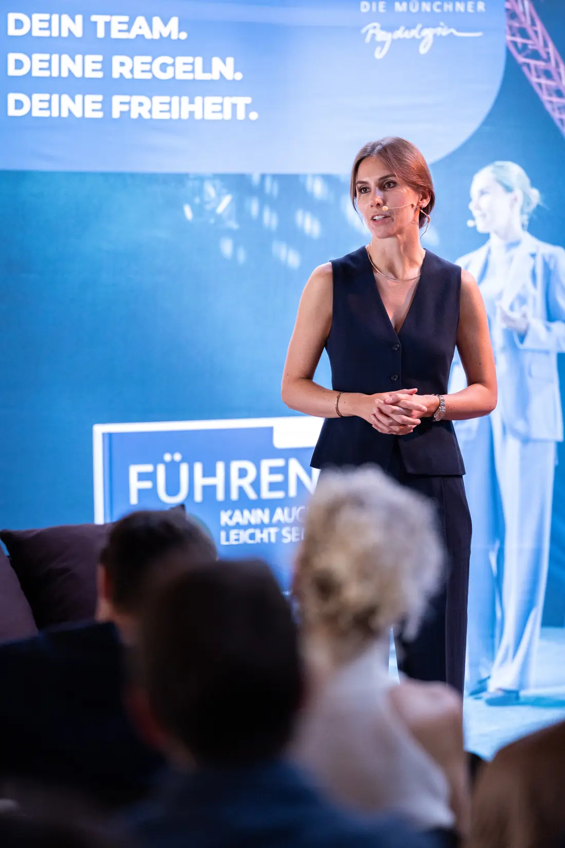 Laura Klimecki hält einen Vortrag